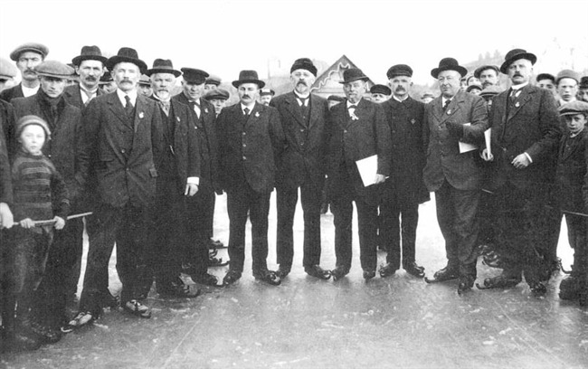 P. ten Hoorn staat links met speldje op zijn revers
              <br/>
              Historische Vereniging Winsum, 10 februari 1917